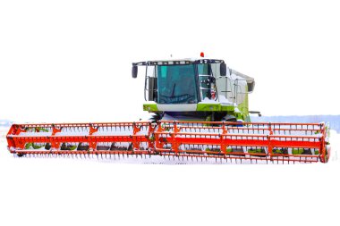 Modern tarım makineleri taze beyaz karla kaplıdır, belirgin bir görsel aksan yaratır ve soğuk minimalist bir manzaraya karşı makineleşmenin ölçeğini gösterir..