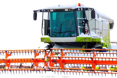 Modern tarımsal biçerdöver kabininin yakın plan görüntüsü kış depolama sırasında taze karla kaplıydı..