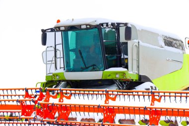 Kış mevsiminde tarlada karla kaplı modern bir tahıl hasat kabininin detaylı bir görüntüsü..