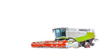 Modern bir hasatçının devasa başlığı ve taksisi açık bir arazide kış depolama sırasında ince bir kar tabakasıyla kaplıdır. Profesyonel ekipmanların parlak turuncu rengi