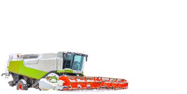 Modern bir biçerdöver ve parlak bir başlık izole edilmiş beyaz arka planda derin karda duruyor. Tarım makinesi donla kaplı, bu da alan çalışmasının sonunu ve kış moduna geçişi simgeliyor..