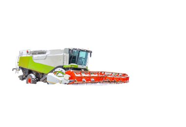 Modern bir tahıl hasatçısının güçlü başlığı kış döneminde kar ufkuna açıkça karşı durmaktadır..