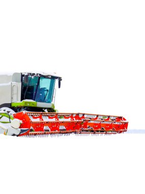 Devasa beyaz ve yeşil tarım makineleri, gelecekteki saha çalışmalarına hazır olduğunu gösteren, saf karlı alanlara karşı tam bir tezat oluşturuyor..