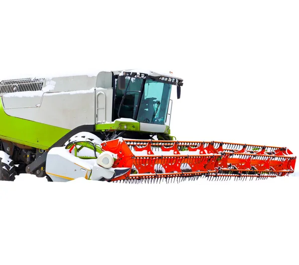 Güçlü makineler, açık bir gökyüzünün altında minimalist kış manzarasına karşı karşıt bir endüstriyel aksan yaratıyor..