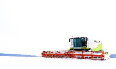 Çekim modern ekipman ölçeğini ve kırsal kesimdeki mevsimsel sükunet atmosferini mükemmel bir şekilde yansıtıyor..