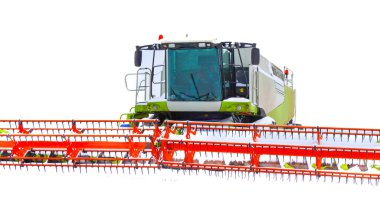 Modern tahıl hasadının detaylı ön görüntüsü. Kocaman turuncu bir başlık ve taze kar tabakası. Güçlü tarım makineleri, minimalist beyaz arka planla keskin bir tezat oluşturuyor,