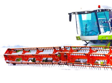 Modern bir taksinin dinamik açısı ve kış mevsiminde depolanan bir hasat aracının tahıl başlığı. Mekanizmaların parlak turuncu renkleri ve taksinin aynalı camları saf beyaz kar ile şık bir kontrast oluşturuyor..