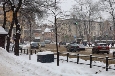 Lviv, Ukrayna - 24 Ocak 2026: Yoğun bir kar yağışı sırasında Lviv 'in merkezinde yoğun bir kavşak.