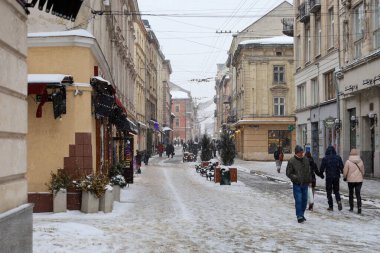Lviv, Ukrayna - 24 Ocak 2026: Lviv 'deki eski Galiçya Tasarruf Bankası' nın görkemli tarihi binası yeni bir kar tabakası altında çarpıcı mimari ayrıntılar sergiliyor.