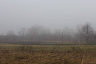 Motor parçalarının makro fotoğrafı ve tarımsal makinelerin vücudu tamamen kalın, yumuşak, taze kar tabakasıyla kaplı..