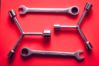 İki cırcırlı anahtar ve iki üçlü soket anahtarı zengin bir kırmızı arka planda simetrik olarak düzenlenmiştir. 12 mm ve 13 mm 'lik çelik aletler profesyonel araba tamiri için tasarlanmıştır.,