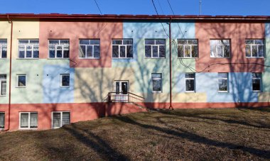 İnce bir gözenekli buz tabakası yavaş yavaş karanlık su yüzeyinde erir ve sular altındaki yeşil bitkileri ve kuru kıyı otlarını ortaya çıkarır..