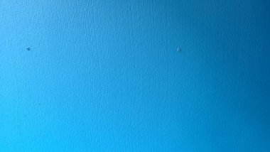 Beyaz boyalı mavi duvar.