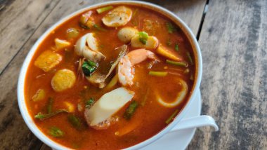 Tayland yemeği, karidesli Tom çorbası.