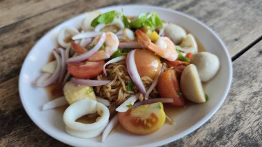 Tayland usulü baharatlı deniz ürünleri salatası ve Tayland usulü yemek..