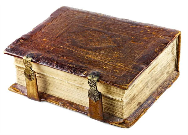 Beyaz arka plan üzerinde izole altın toka ile eski antik kitap