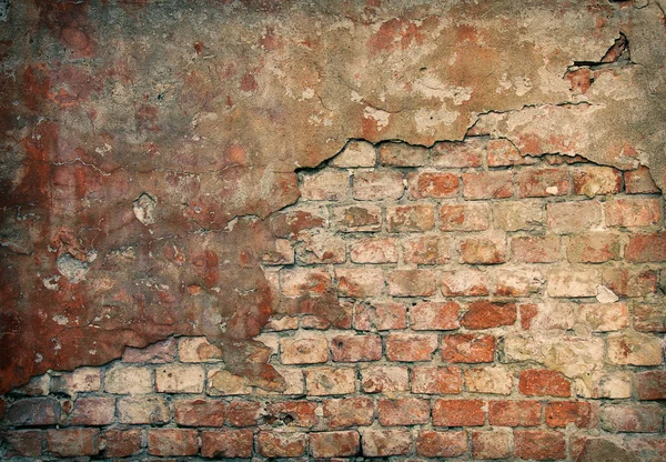석고와 오래 된 손상 된 벽돌 벽 — 스톡 사진