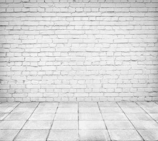 Interior de la habitación con pared de ladrillo blanco y suelo de baldosas — Foto de Stock