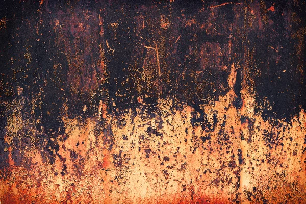 老生锈金属墙体开裂的红漆 — 图库照片