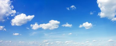 Mavi yaz göğün bulutları arka plan ile
