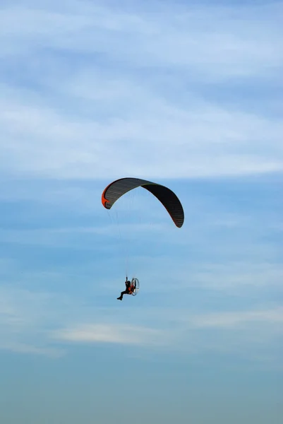 Muž provozní paragliding — Stock fotografie