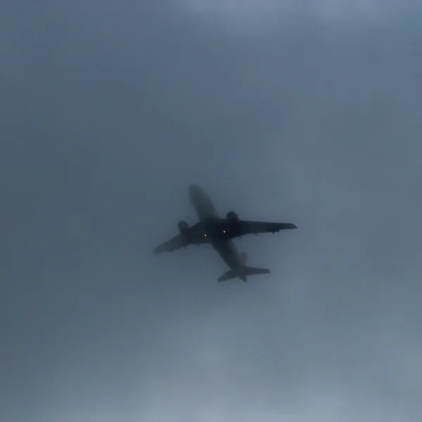 Авиалайнер в тумане — стоковое фото
