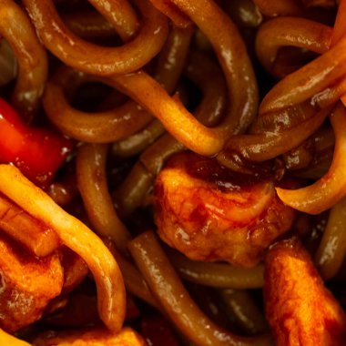 Tavuklu ve sebzeli erişte, yakın çekim..