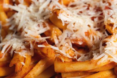 Domates soslu ve rendelenmiş peynirli Casarecce makarnası. İtalyan konforlu yemekleri, sıcak ve lezzetli ev yemekleri..