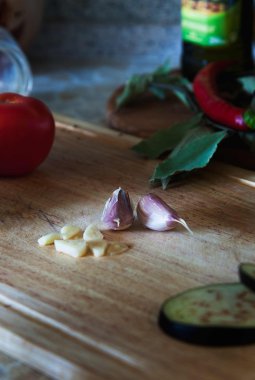 ahşap arka plan üzerinde diş sarımsak