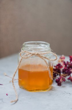 Açık bir kavanoz bal masada