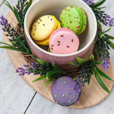 Bir fincan renkli macaroons