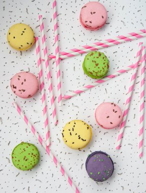Beyaz bir tablo üzerinde renkli macaroons