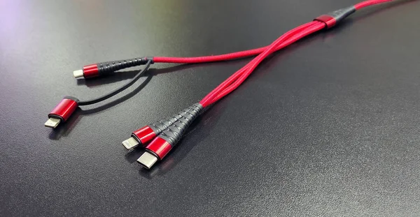 Telefon kablosunun siyah arka planda çeşitli bağlantıları var. Yukarıdan bak. Metin için yer  