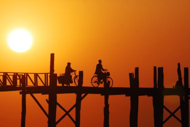 Günbatımı u olmak köprüsünde