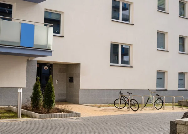 Modern apartman, giriş. Bisikletler girişte park edilmiş..