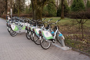 Bialystok, Polonya - Mart 31,2021: Şehir parkında bisiklet kiralama noktası. Bisiklet parkı.