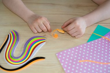 Anaokulundaki bir kız renkli titreşimler, çocuklar için yaratıcılık, karantinadaki bir çocuk için aktiviteler yapıyor..