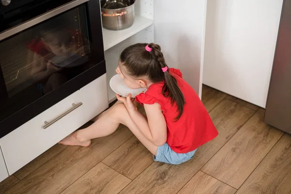 Niña Preescolar Busca Deliciosas Galletas Niña Come Galletas Dulces Que — Foto de Stock