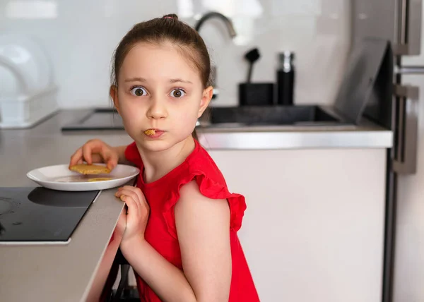 Niña Preescolar Busca Deliciosas Galletas Niña Come Galletas Dulces Que — Foto de Stock