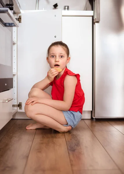 Preschool Girl Hunts Delicious Cookies Kid Girl Eats Cookies Sweets — Stock Photo, Image