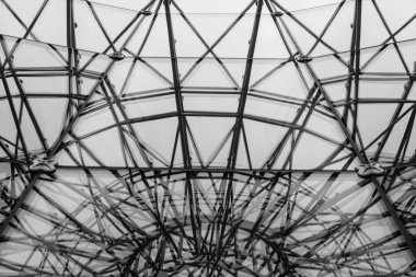 Modern mimari metal yapısı. Yakın plan, siyah beyaz fotoğraf.
