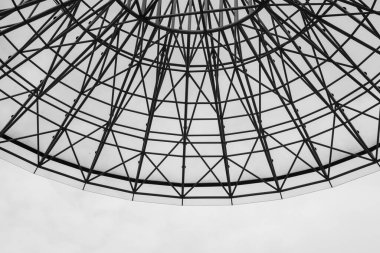 Modern mimari metal yapısı. Yakın plan, siyah beyaz fotoğraf.