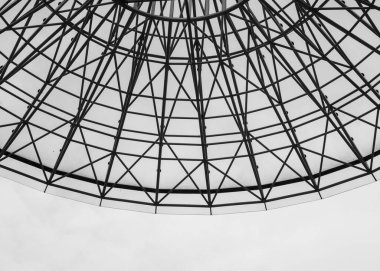 Modern mimari metal yapısı. Yakın plan, siyah beyaz fotoğraf.