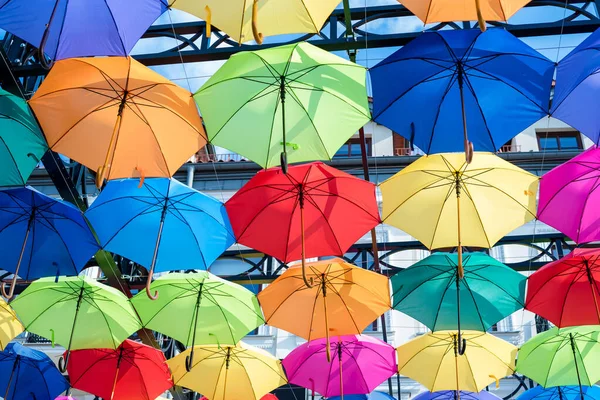 Kleurrijke Paraplu Kleurrijke Paraplu Lucht Straatdecoratie Van Paraplu Achtergrond Van — Stockfoto