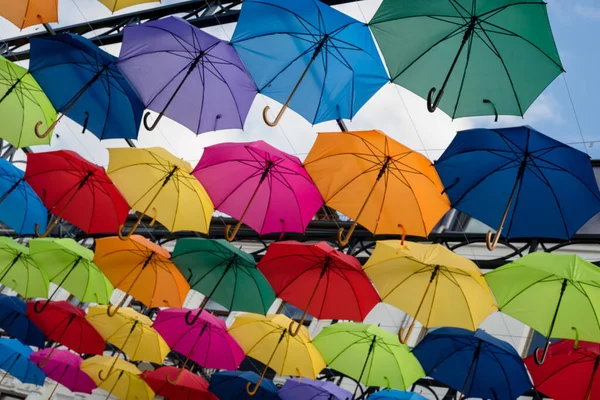 Kleurrijke Paraplu Kleurrijke Paraplu Lucht Straatdecoratie Van Paraplu Achtergrond Van — Stockfoto