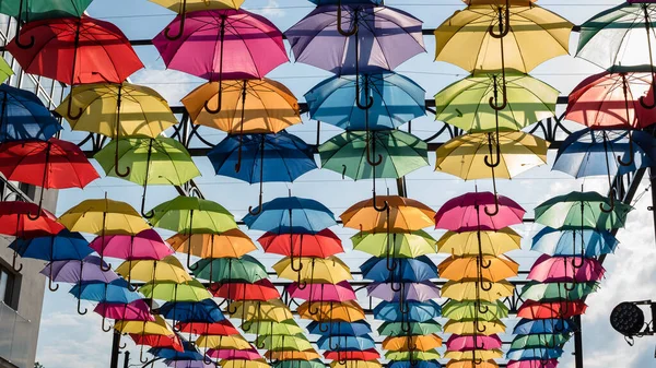 우산이다 하늘에는 우산이 펼쳐져 있습니다 우산으로 길거리 우산의 — 스톡 사진