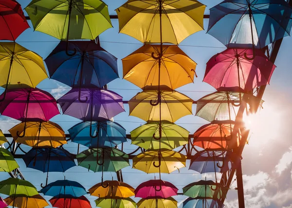 Kleurrijke Parasols Aan Hemel Stralen Van Zon Straatversiering Kleurrijke Achtergrond — Stockfoto