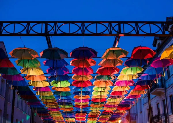 Paraguas Coloridos Noche Paraguas Coloridos Cielo Decoración Calle Sombrillas Antecedentes — Foto de Stock
