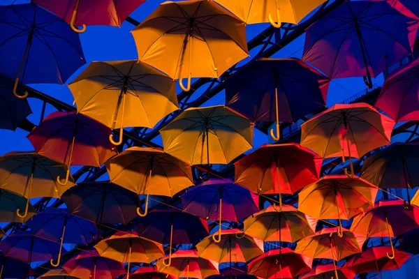 저녁에는 있습니다 하늘에는 우산이 펼쳐져 있습니다 우산으로 길거리 우산의 — 스톡 사진