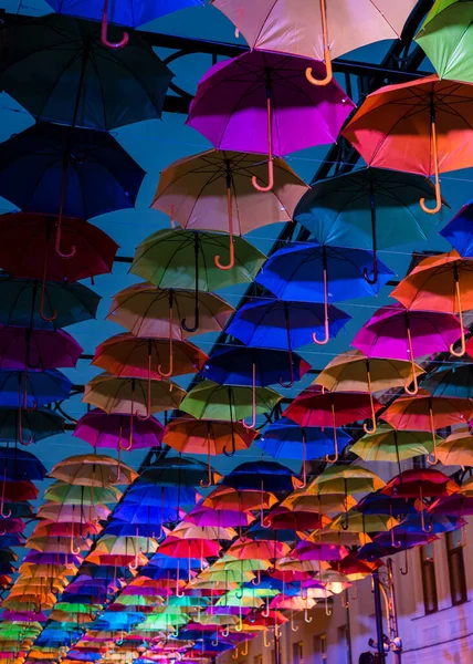 Kleurrijke Paraplu Avond Kleurrijke Paraplu Lucht Straatdecoratie Van Paraplu Achtergrond — Stockfoto